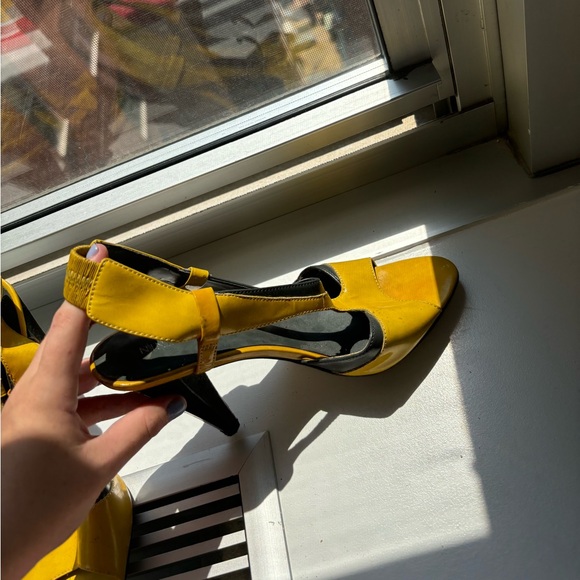Nine West NWT yellow heels - Picture 2 of 8